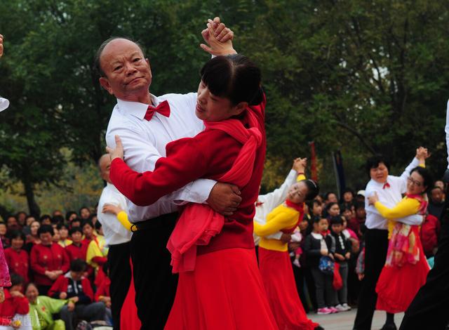 跳舞妇人(会跳舞的妇人)