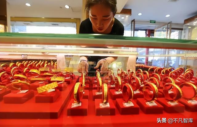 全球黄金储备10强：美国8133吨位居第一，俄罗斯2242吨，那我国呢