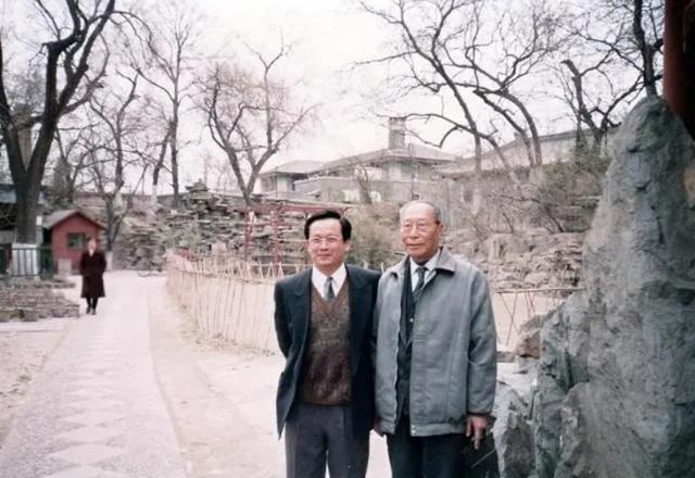 奶奶是慈禧，哥哥是溥仪，大伯是光绪，他甘当教书匠，活到2015年