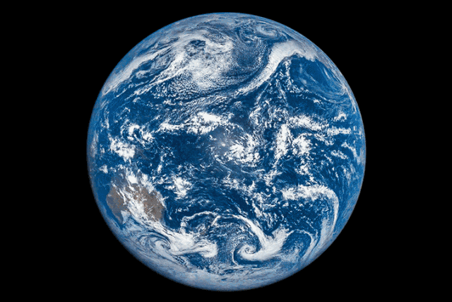 地球一直漂浮在太空中，为何其重达60万亿亿吨，却不会向下坠落？