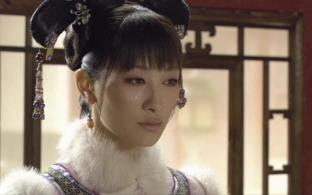 她此时此刻仍然指望着两个受宠爱的姐姐甄嬛和沈眉庄可以照拂自己