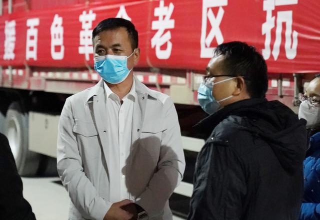 辛巴母亲不满被粉丝带节奏，心态破防，直播破口大骂，网友：遗传