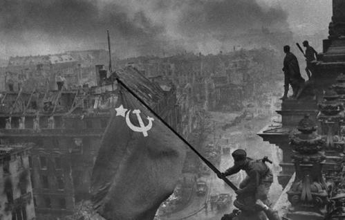 乌克兰抱美国大腿可靠吗？1975年毛主席断言：美国人保护不了欧洲