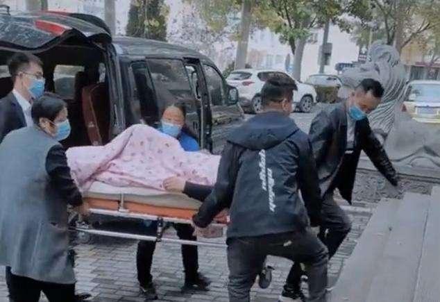 2013年老人病重，银行却逼他亲自来取款，家属将其抬进银行后猝死