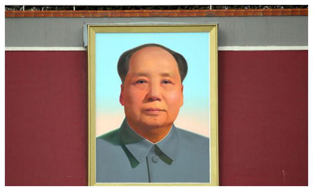 天安门上的伟人像会挂多久？早在1980年时，邓小平便做出了解答