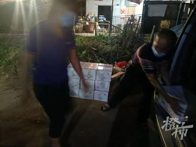 搜救现场最新画面：飞机残骸抛洒面积巨大，竹林被砸得面目全非
