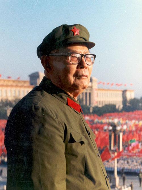 1990年李讷重访西柏坡，见到毛泽东特型演员古月，激动落泪：爸爸