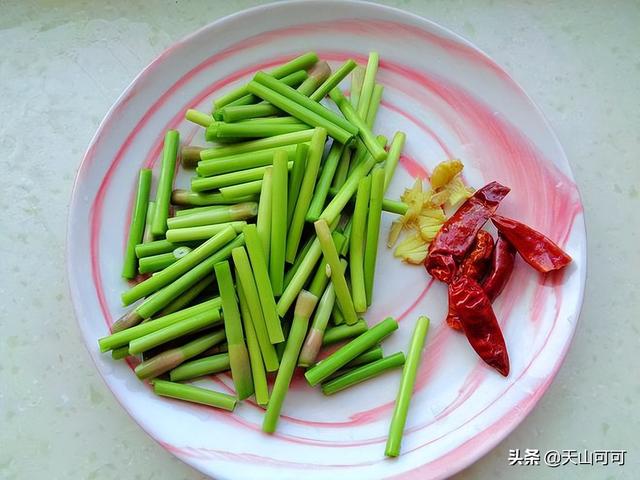 鱿鱼花怎么做好吃？和它搭配，几分钟炒一盘，脆嫩爽口无腥味
