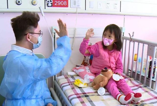 4岁女孩得白血病，父母痛心不已，为什么得白血病的孩子逐渐增多