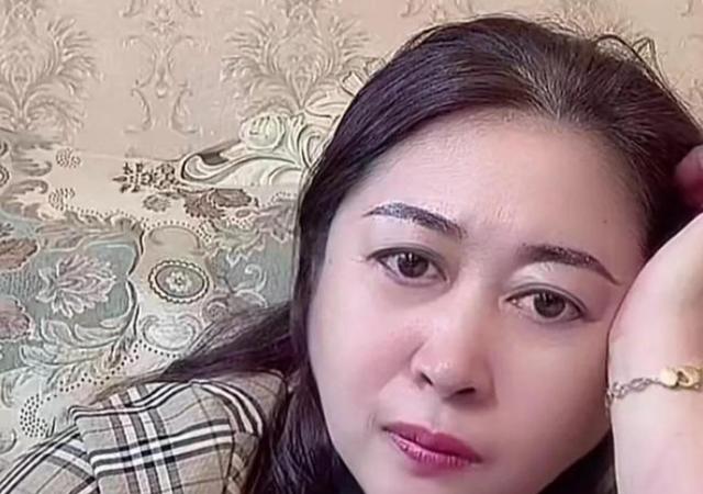 辛巴母亲不满被粉丝带节奏，心态破防，直播破口大骂，网友：遗传