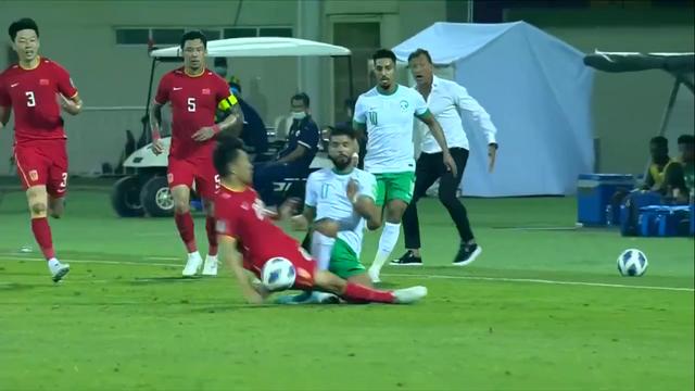 国足1-1沙特背后：逼平不仅靠运气，李霄鹏3次换人喜忧参半