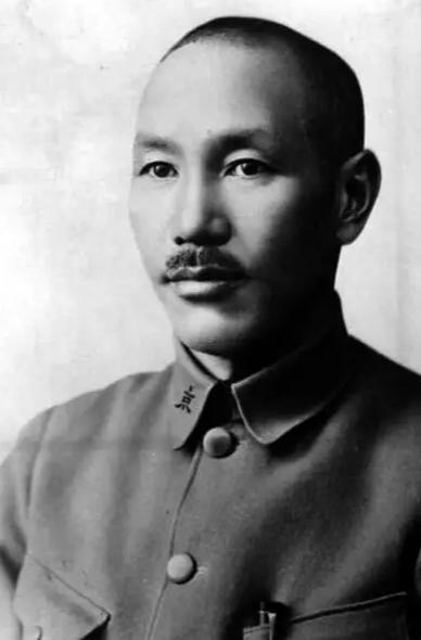 军长李服膺：与日寇激战后归来，定性为擅自撤逃，被连长一枪打死