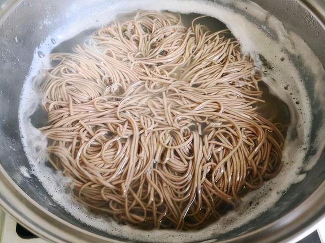 糖尿病的“源头”已揭秘，别再冤枉甜食了，4物请在饭桌上撤离