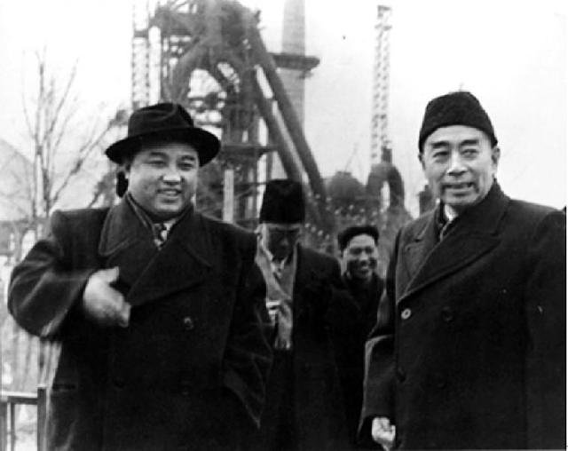 1958年周恩来访问朝鲜，一位朝鲜大妈远道而来，送给总理几副银器