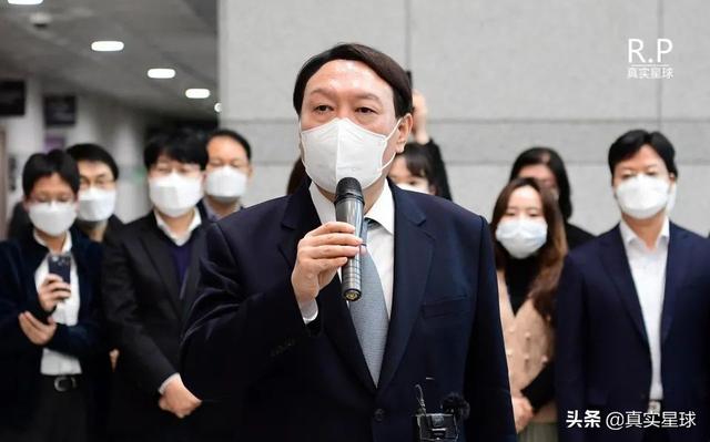 韩网震怒！两年拿四十万和十年领五千万，尹锡悦福利政策引爆舆论