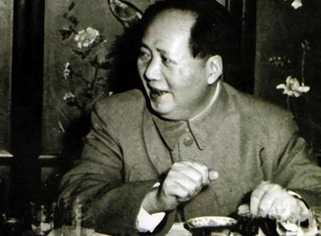 刘少奇参观韶山毛主席故居，指了指门匾：这个“故”字不妥