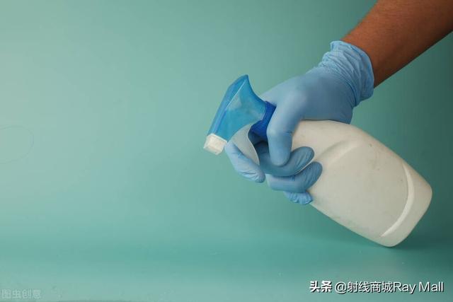 上海阿姨偷带方舱被子晒在小区院里导致团灭？