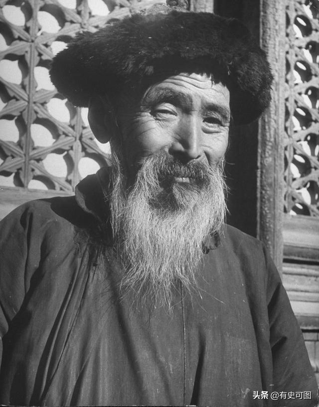1946年的紫禁城外停滿了汽車，太和殿上放著袁世凱的西洋寶座