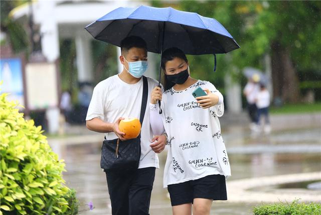 雨中畅游三亚南山 乐享五一清凉假期