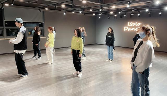 怎么自学跳舞(怎么自学跳舞教程)