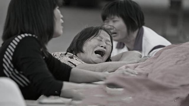 江西84岁老人去世，家中角落却发现97万现金，她一生拮据家徒四壁