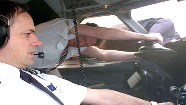 美国波音757挡风玻璃又破裂，飞机万米高空迫降，为何多次发生？