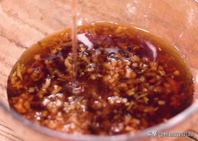 美味的蒜香蜜汁五花肉，搭配米饭一起吃，鲜嫩爽口，孩子特爱吃