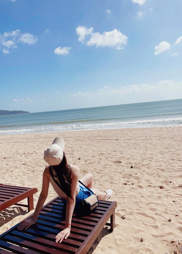 李沁短裤海滩仙女蹲图片