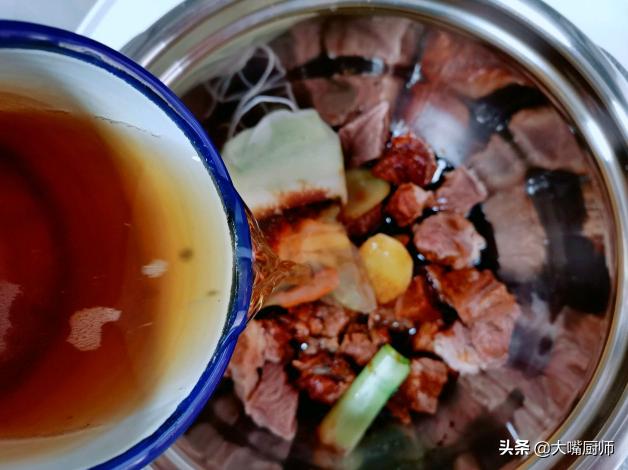 炖牛肉香料越少越好，牢记“3加2不加”，牛肉软烂不柴，香浓不腥
