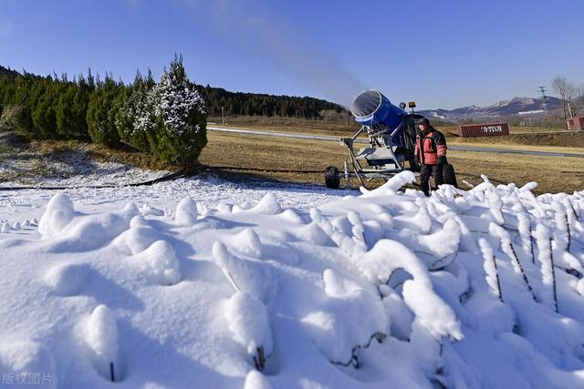 抹黑北京冬奥用“假雪”，遭奥委会和运动员打脸，为啥不用真雪？