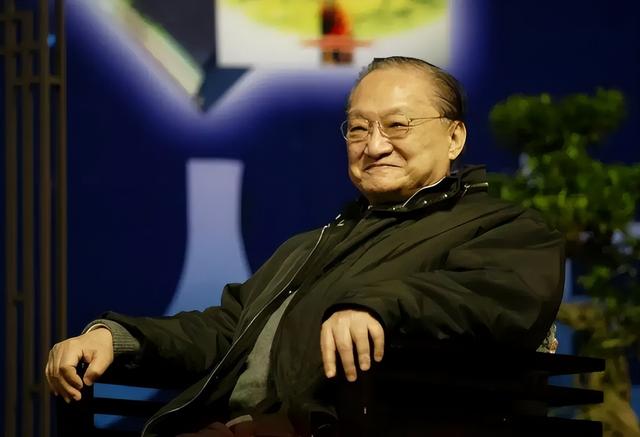 金庸要见邓小平，工作人员查到2事提议不见，邓小平：不用管它