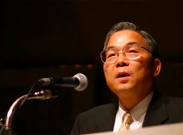 日本“芯片巨头”坂本幸雄，被美韩联合搞垮，72岁为复仇投奔中国