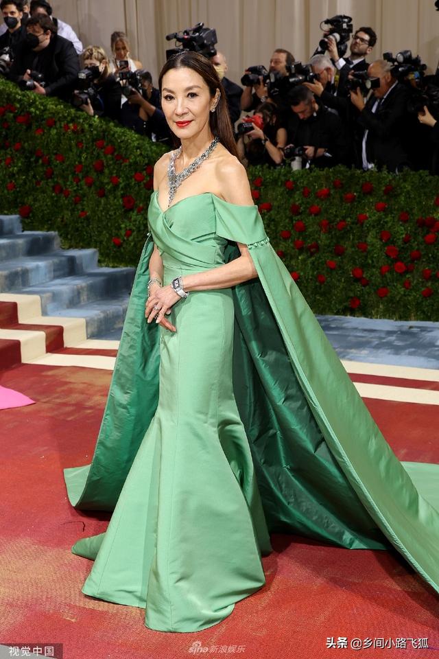 杨紫琼亮相Met Gala红毯 一袭绿色礼服优雅大气