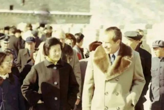 尼克松访华，女翻译一个失误，羞愧地低头，周总理一句话巧妙化解