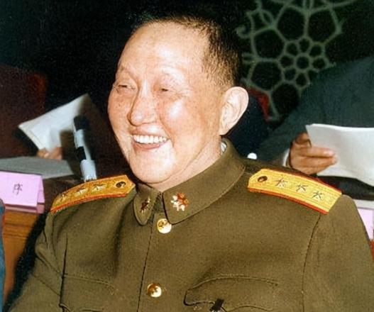老农在大街上闲聊，突然被人专机接去北京，衣服还没换成了大将军