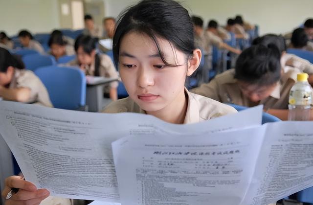 第一届高考语文试卷,对理科生也太宠溺了,穿越回去能否上北大?