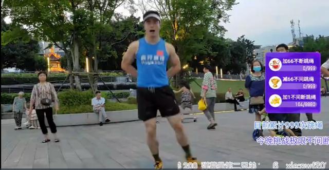 刘畊宏健身操火爆全网，体育老师倒立着跳，广场带领健身风潮