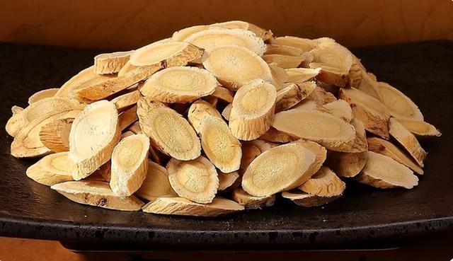 坚持饮用黄芪泡水，身体会有哪些好处？和3类中药搭配效果或更佳
