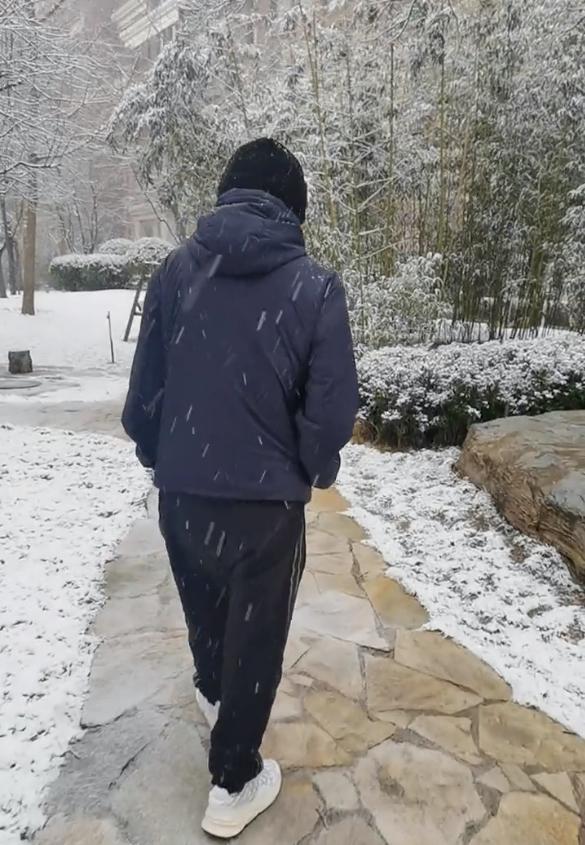 同样是雪天拍段子，冯巩留言区太暖心，潘长江却被嘲讽：别卖惨了
