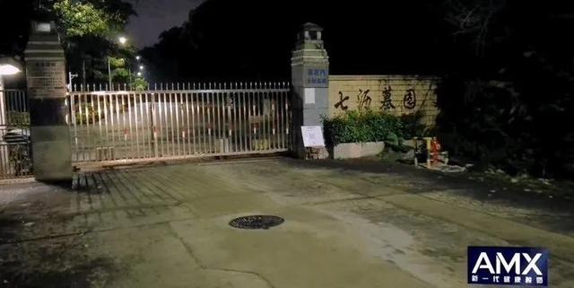 综艺之神林更新又一次为了省钱踩着车跑了30公里，却开到了墓地。
(图3)