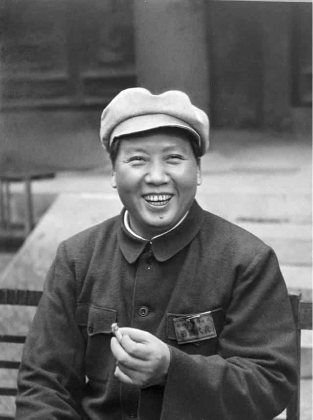 前有黄河，后有敌军，周总理坐立难安，毛主席冷静说道：拿烟来