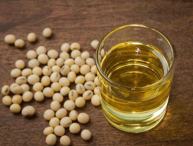 什么油“最”不健康呢，是大豆油吗？提醒：这2种油尽量要少吃