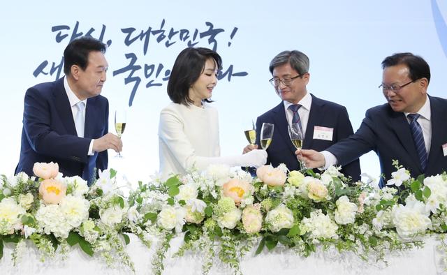 金建希：韩国新总统的美貌夫人，颜值即正义，丈夫政敌也为她痴笑