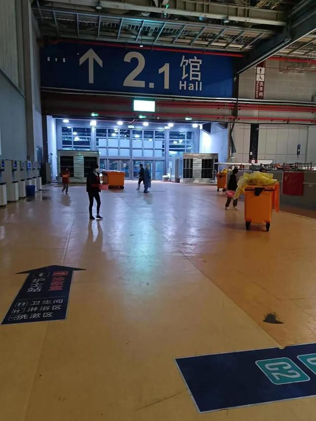 建好方舱后，他就住进了方舱