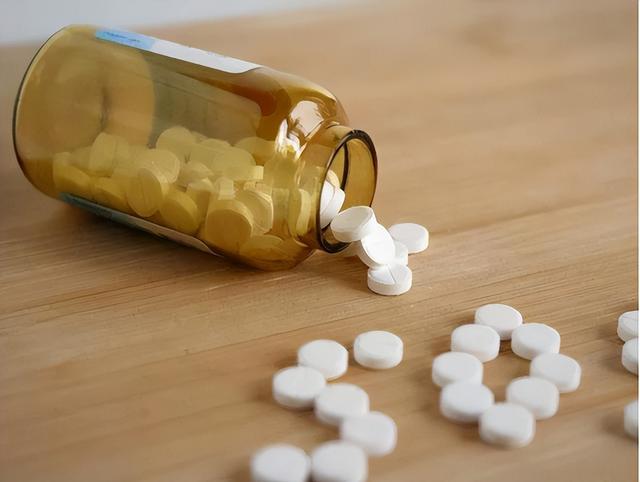 什么时间吃钙片，对身体最好？原来钙片这样吃，才有补钙效果