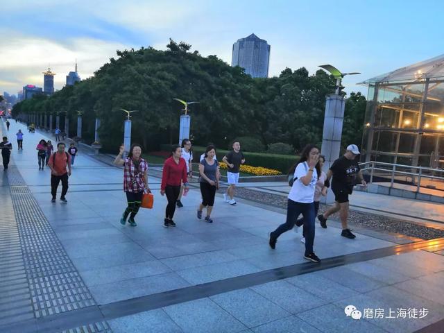 夜暮降临.我与好友步游