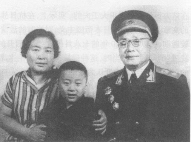 她19岁嫁刘伯承，为其生育了7个孩子，照看病重的丈夫长达13年
