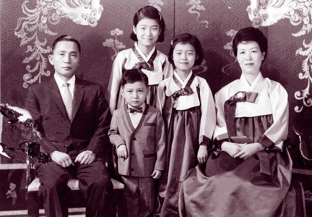 文在寅：11年孤胆复仇，将朴槿惠李明博送进监狱，难逃青瓦台魔咒