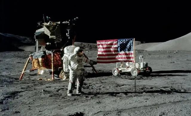 为什么地球上能够看到群星璀璨，而月球上却拍不到星星？