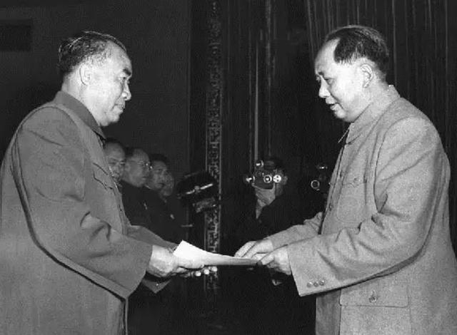 朱德元帅军衔编号是004，60年后揭开001身份，再次认识毛主席格局